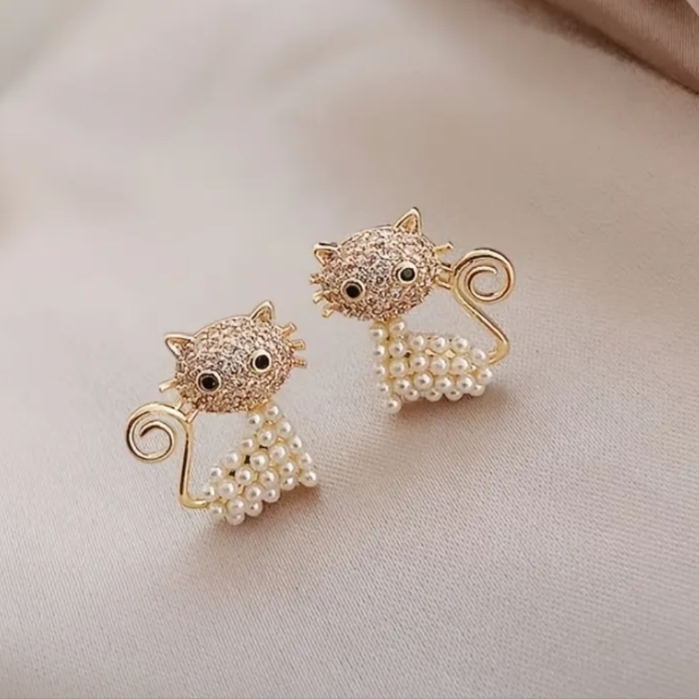 Pearl Cat Stud Earrings